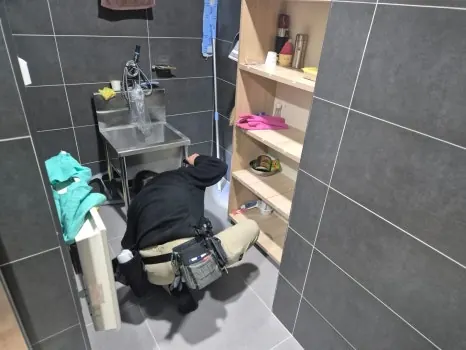 화장실 세면대 하부에 방역 트랩을 설치하는 모습